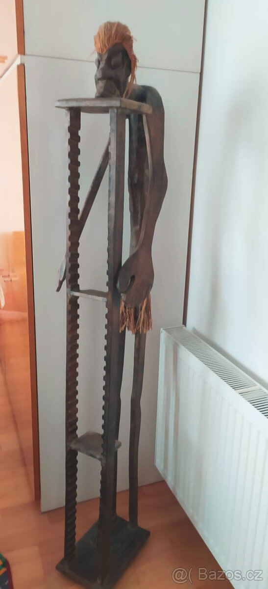 Dřevěný stojan na 43 CD