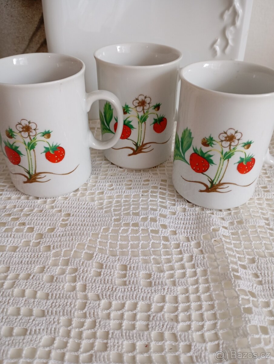 Retro hrnek Czechoslovakia s jahodami, kus