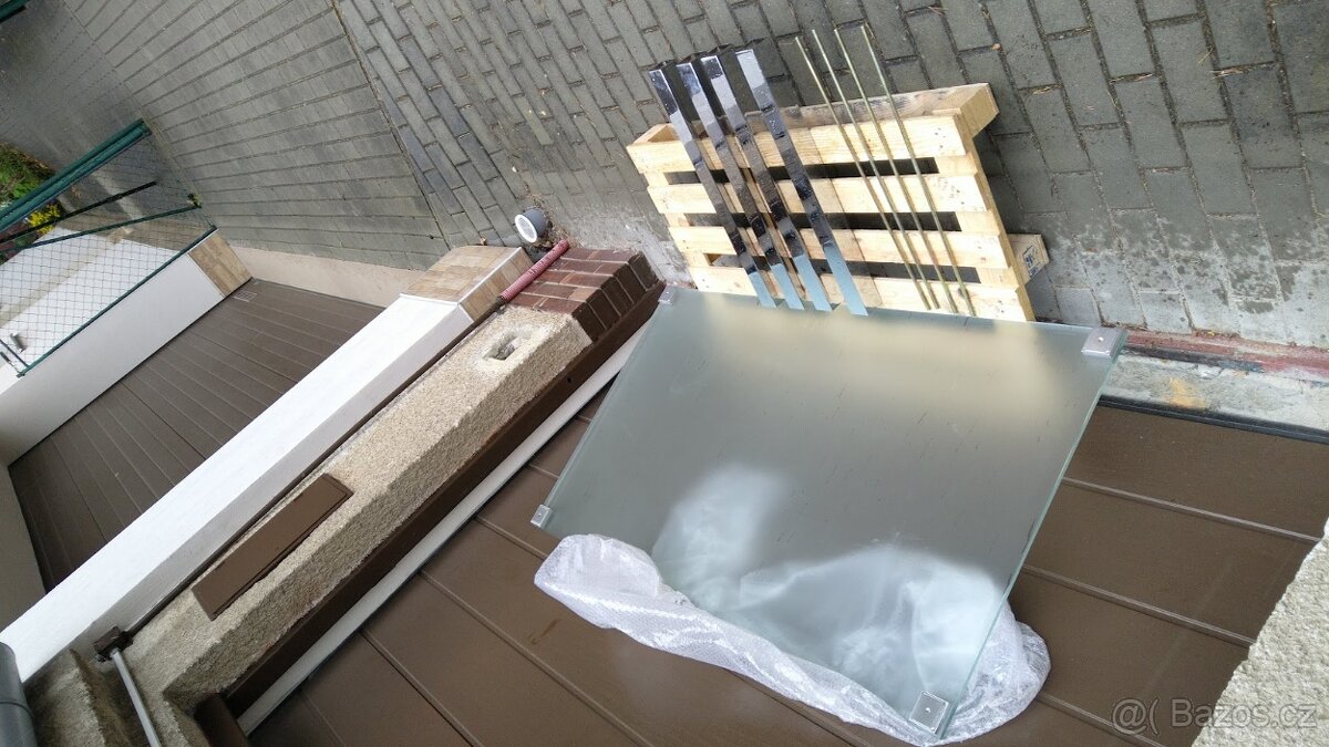 Skleněný jídelní stůl