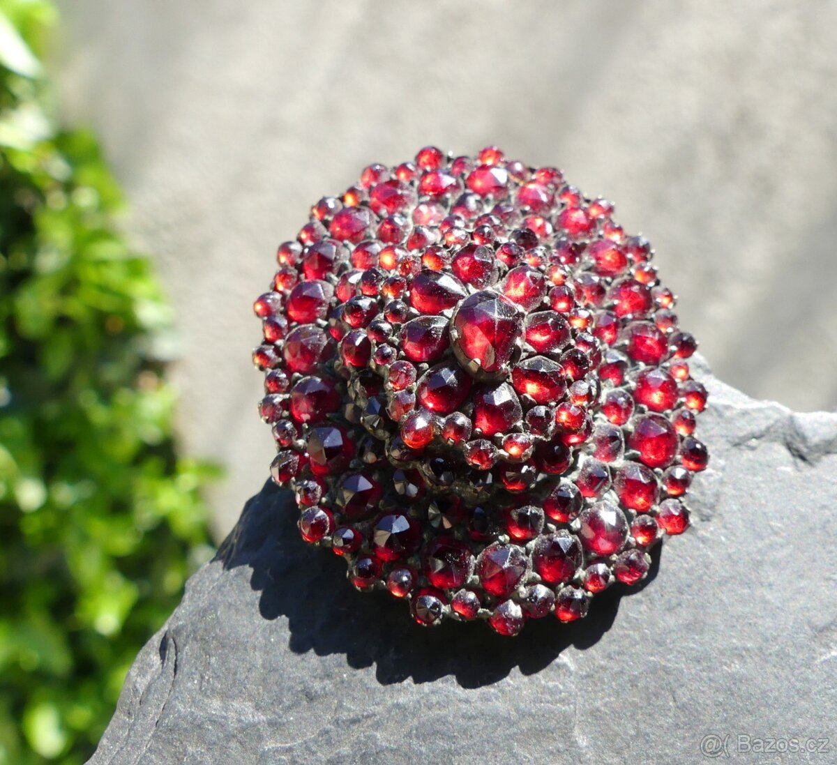 Starožitná brož s českými granáty, otevírací na fotky