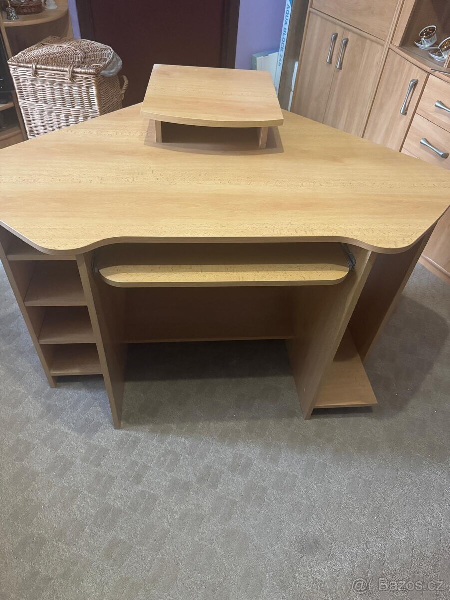 Rohový psací stůl