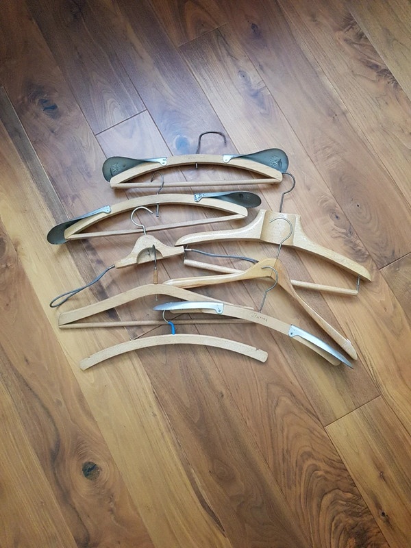 Sada klasických dřevěných ramínek