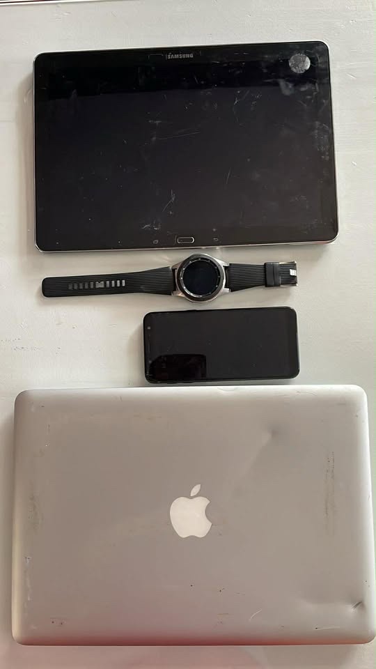 Apple MacBook Pro, Samsung -chytré hodinky, tablet, mobilní