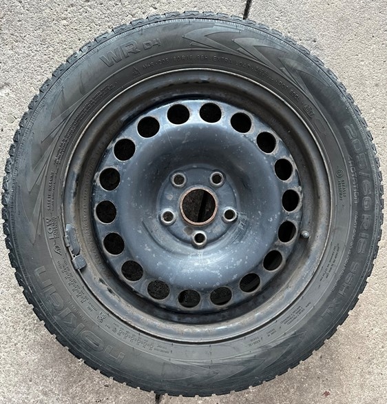 Zimní pneu 4x včetně disků 205/60 R16