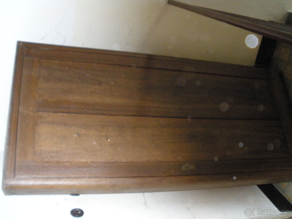 Starožitná rohová skříń