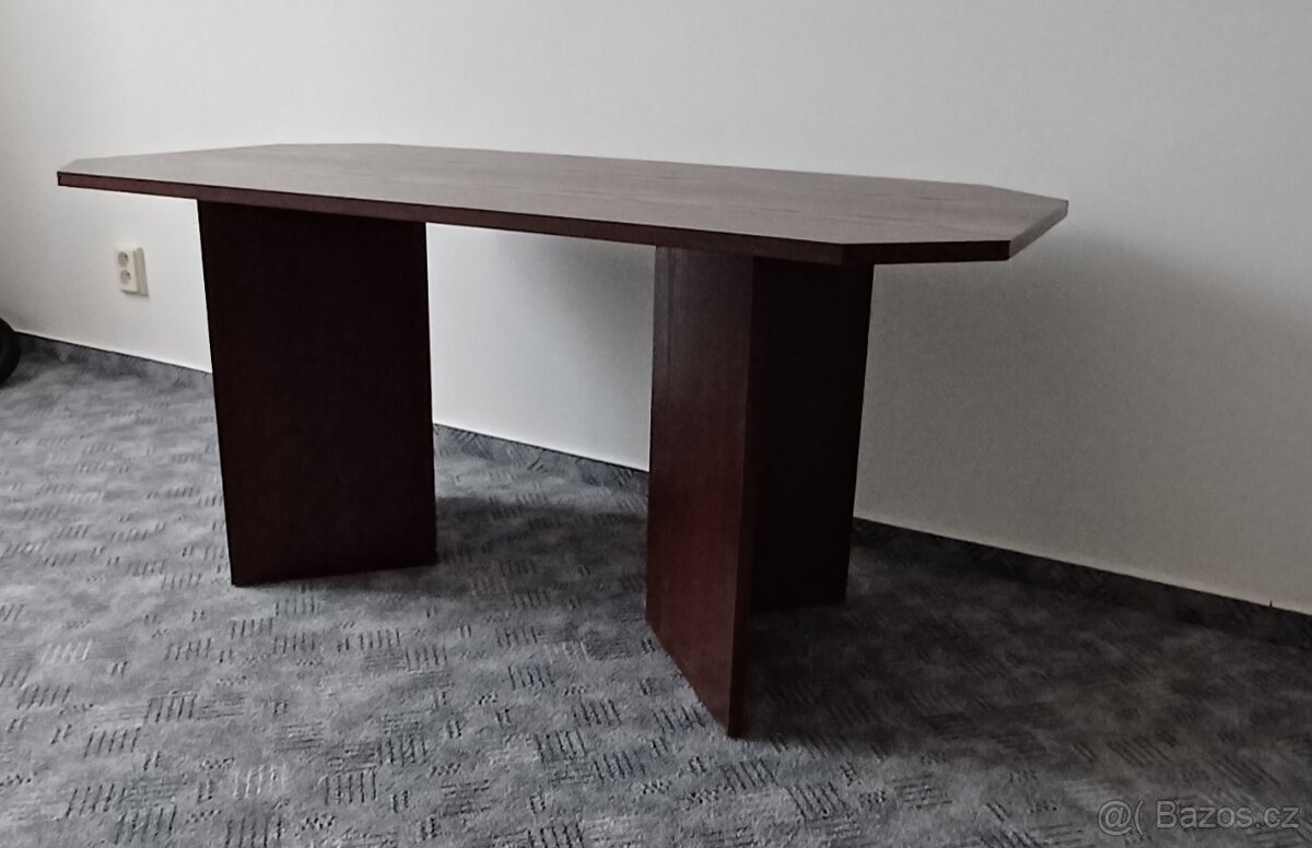 konferenční stolek