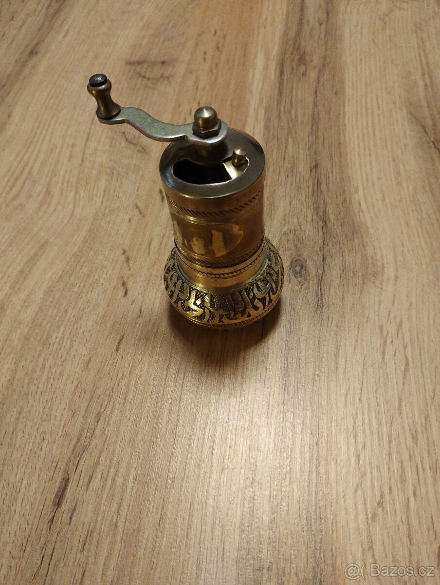 Mlýnek na koření,orient, mosaz.