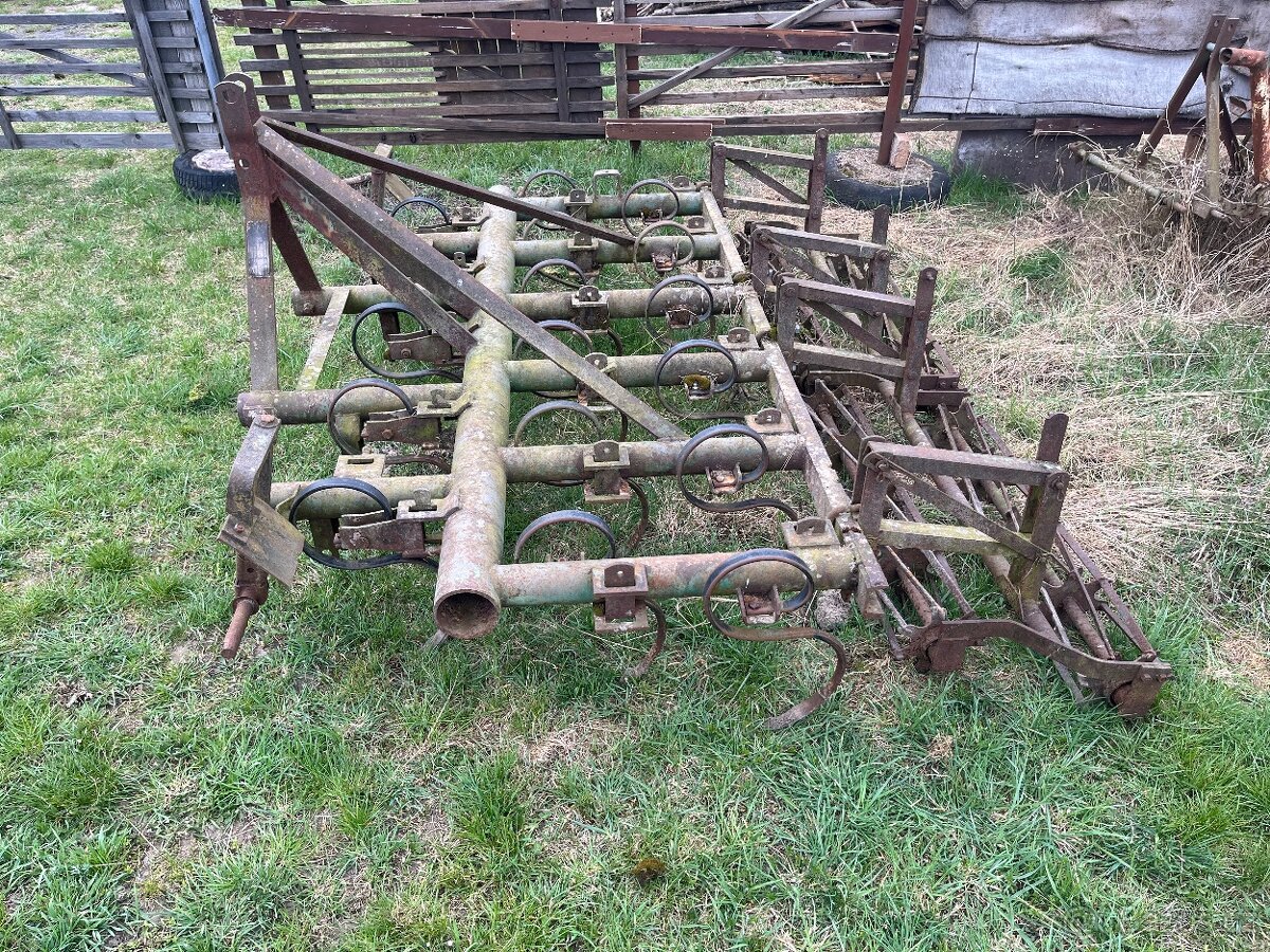 Kombinátor nesený za traktor