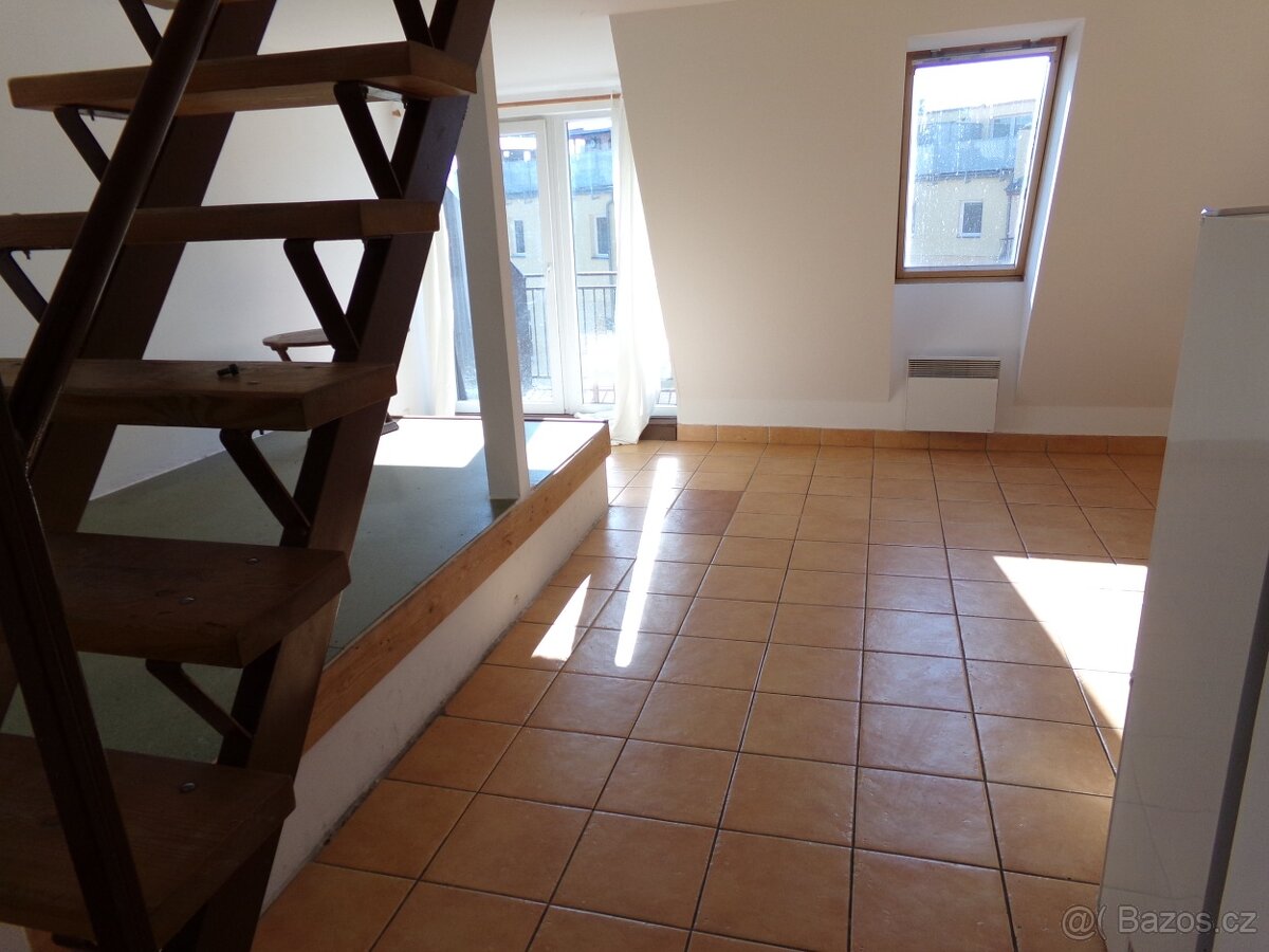 Pronájem bytu 2+kk s balkonem, Podnásepní