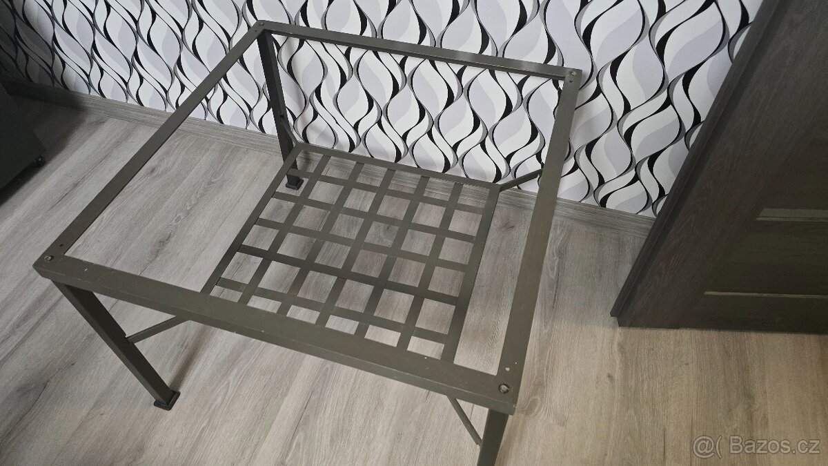 Prodám kovový stůl