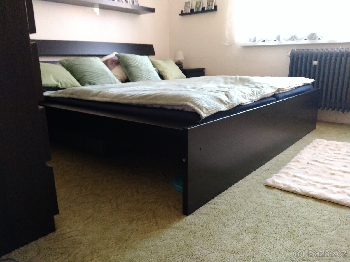 Postel 180x200 cerna vcetne rostu