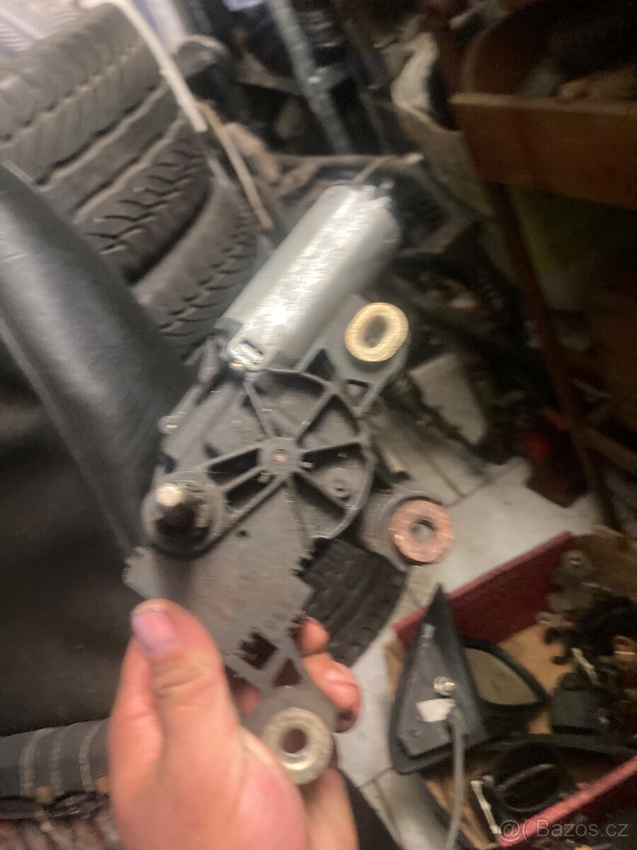 Motorek stěrače zadních dveří Octavia 1 comby plně funkčni