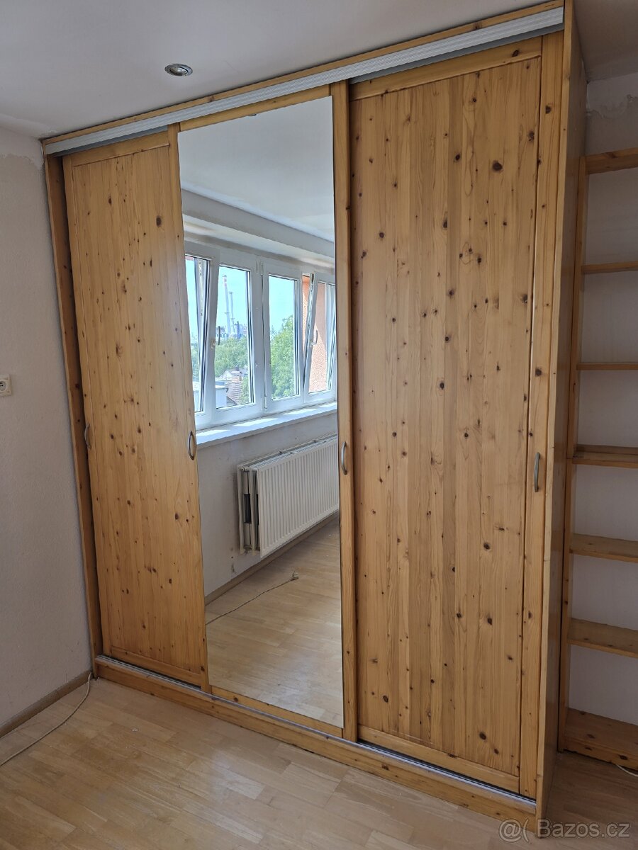 Skříň massive se zrcadlem