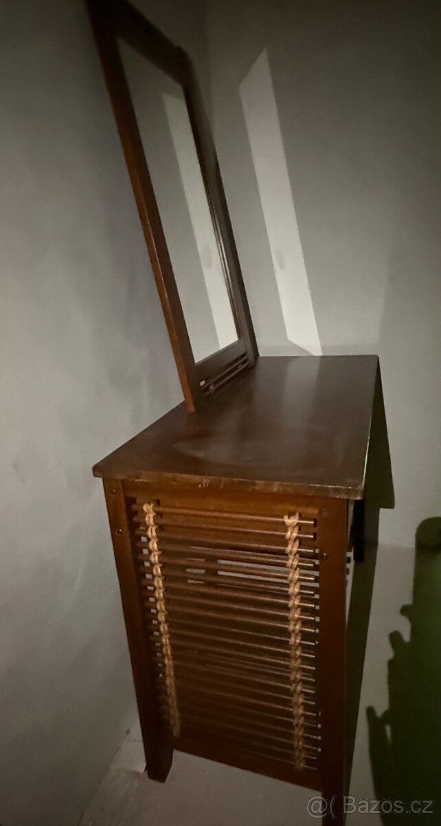 Ratanový stůl se zrcadlem