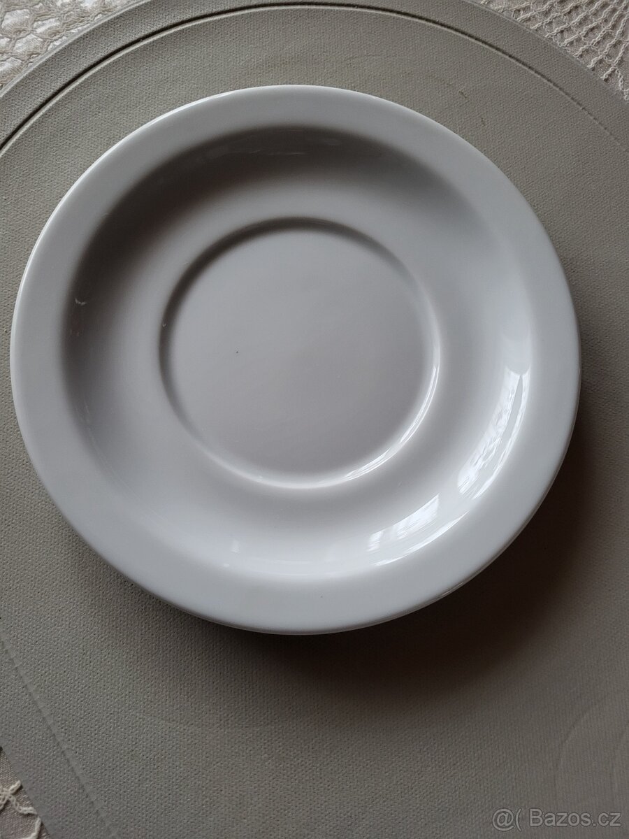 bílé talířky
