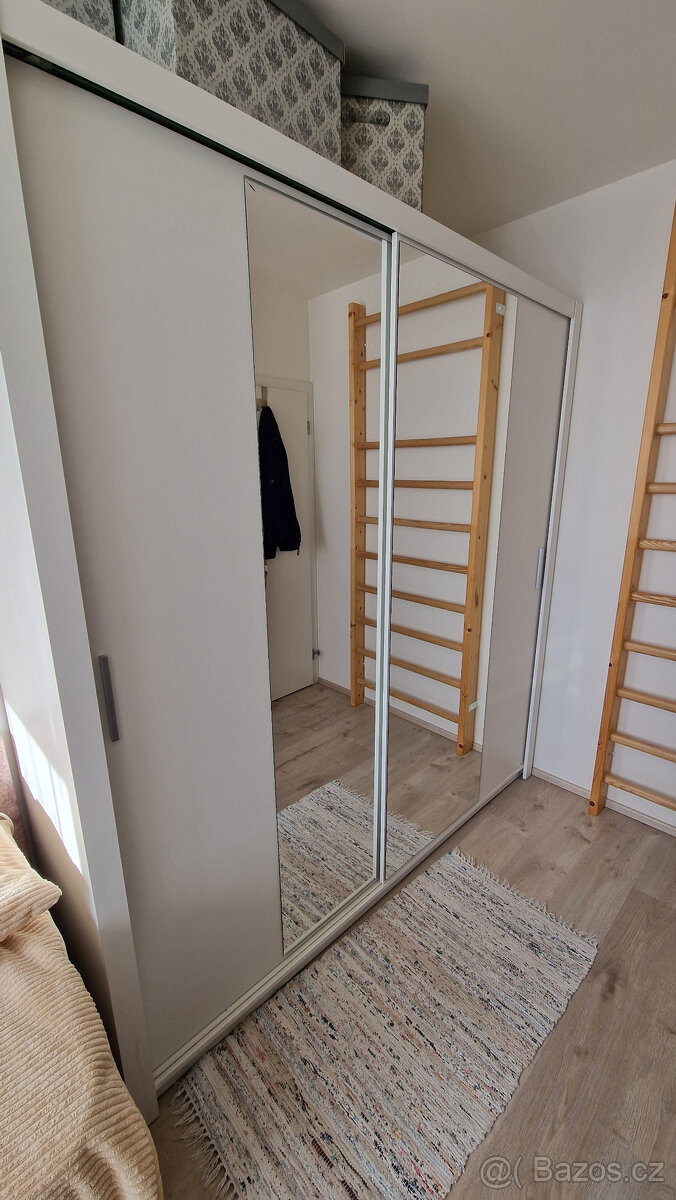 Bílá skříň s posuvnými dveřmi