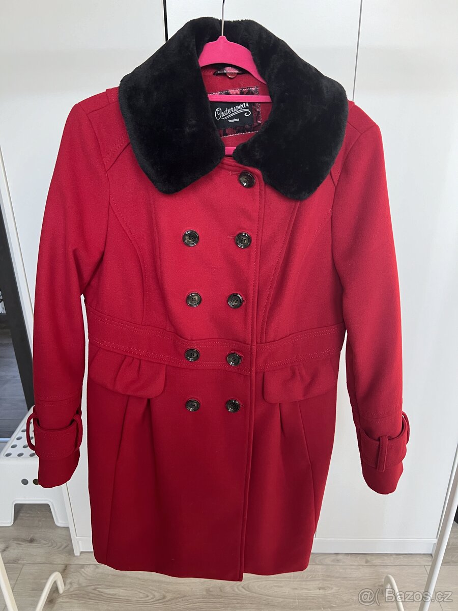 Červený zimní kabát