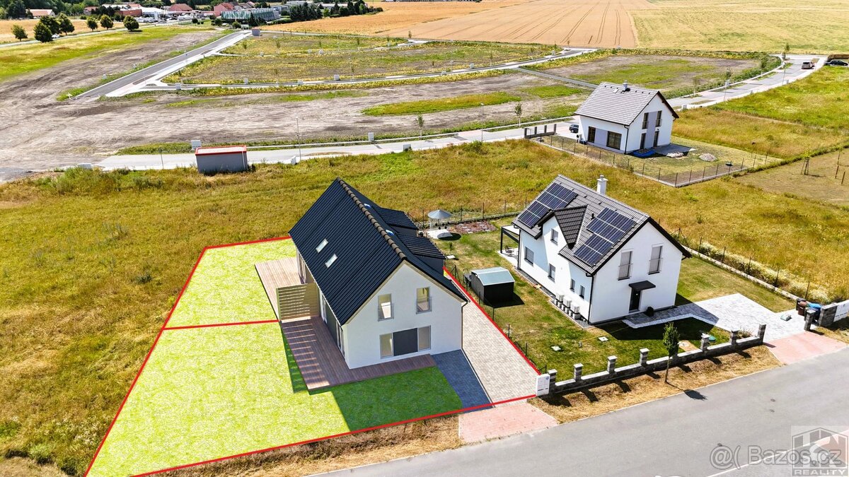 Stavební pozemek 655m2 s povolením na dvojdům 2x 4+1 Choťánk