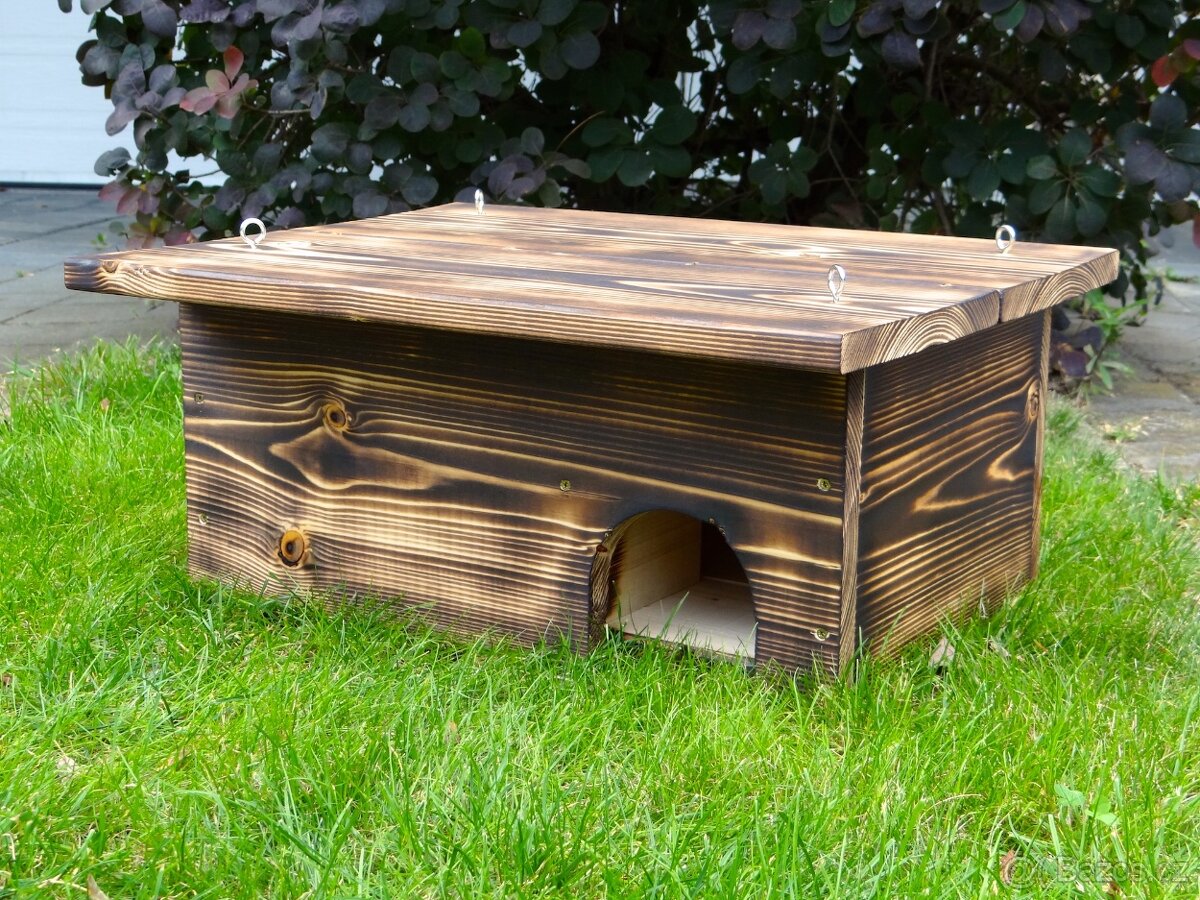 Domek budka pro ježky na podzim