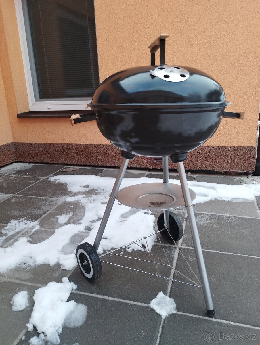 Gril na dřevěné uhlí