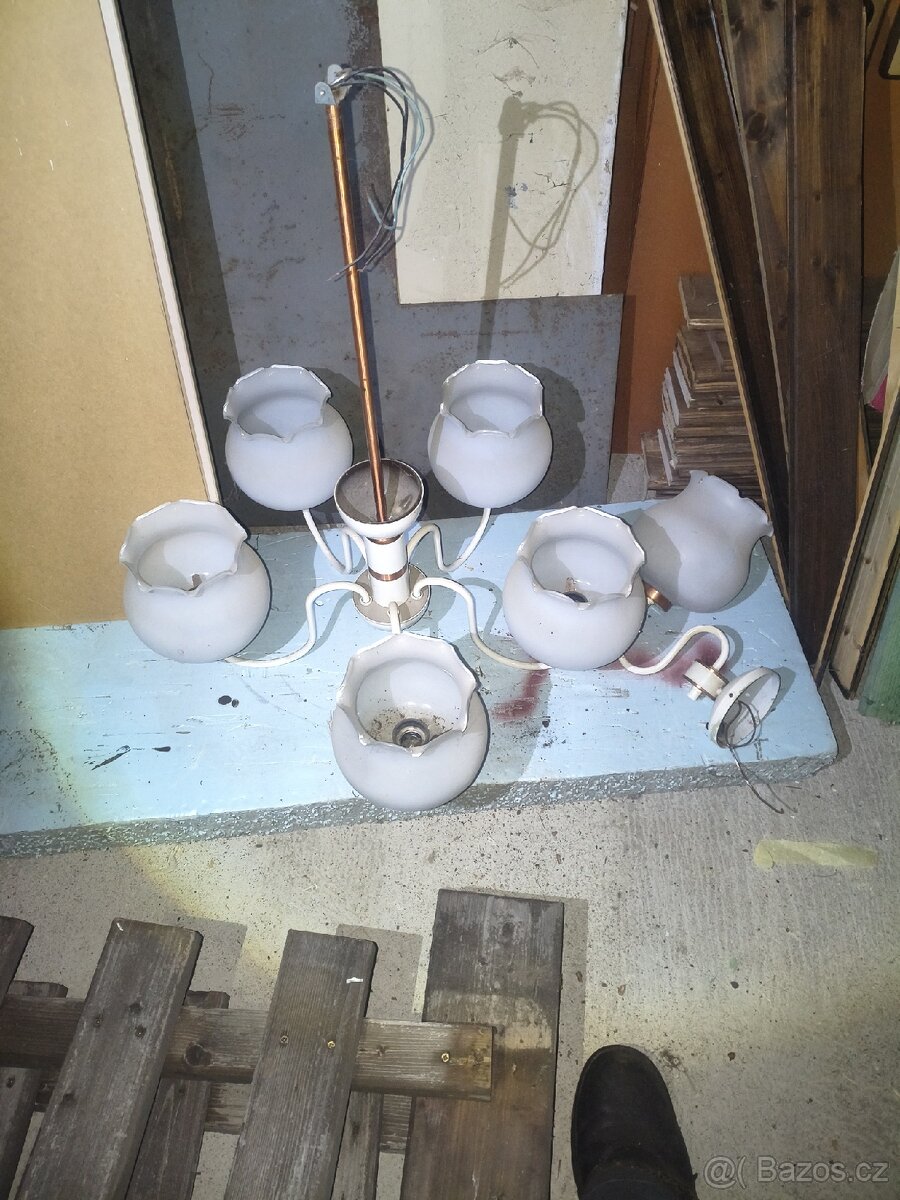 Stary retro lustr a lampička