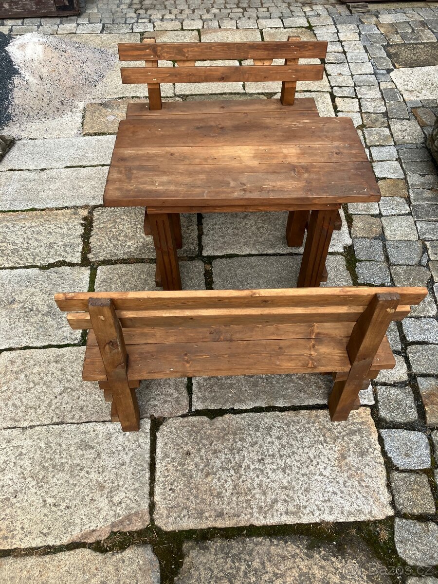 Stůl a dvě lavice