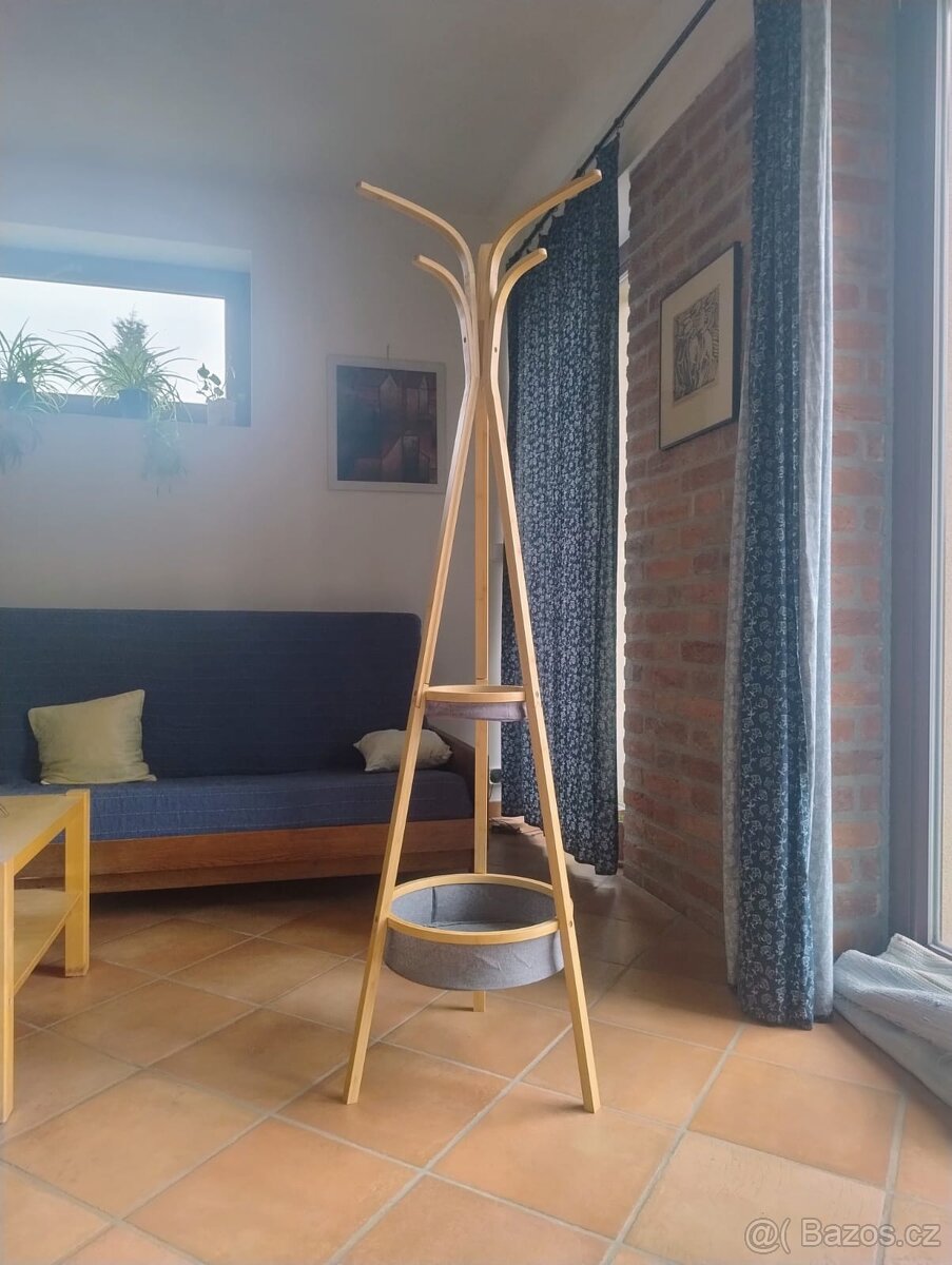 Stojací věšák masiv