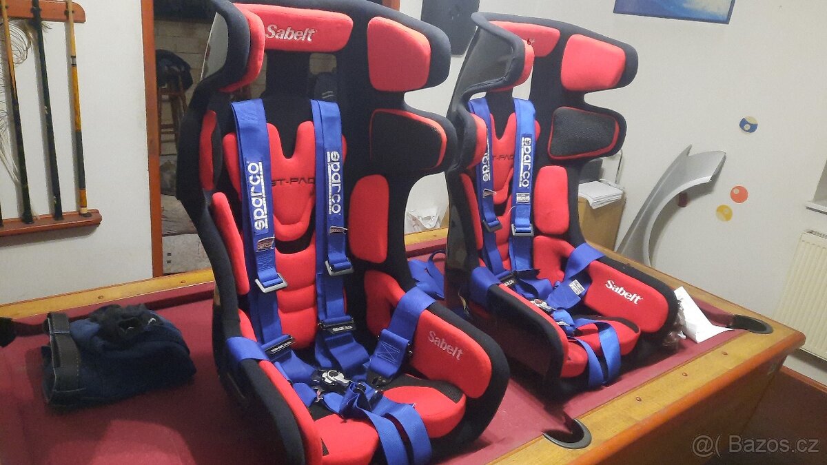závodní sedačky Sabelt plus 6 bodové pásy Sparco