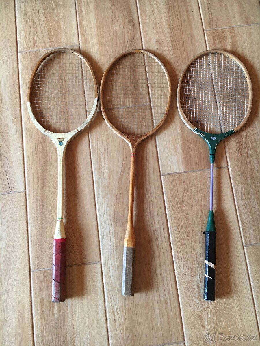 Retro tenisové rakety, kožešinové límce, pákistánské boty
