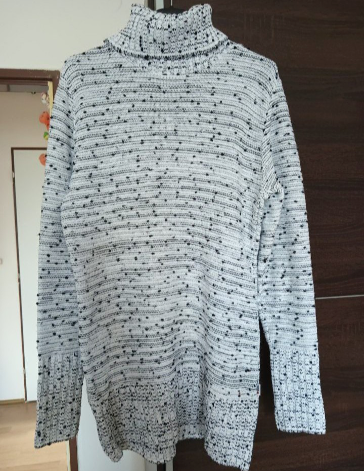 Delší rolákový svetr