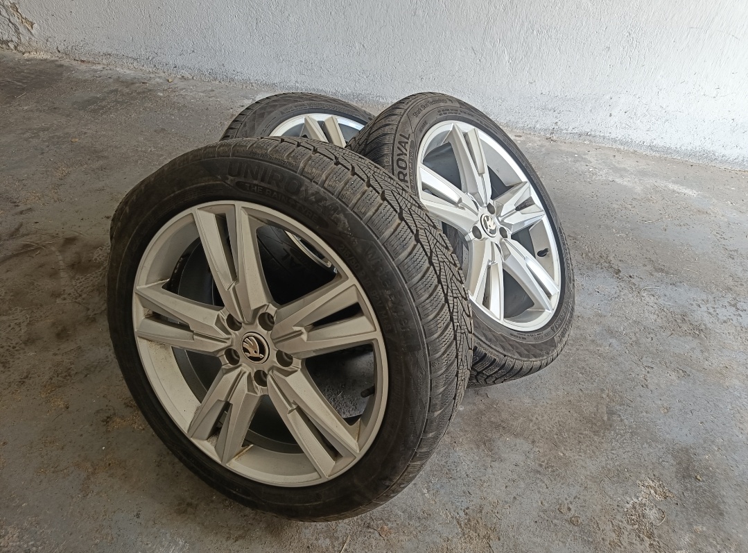 Zimní komplet kola 215/50 R18