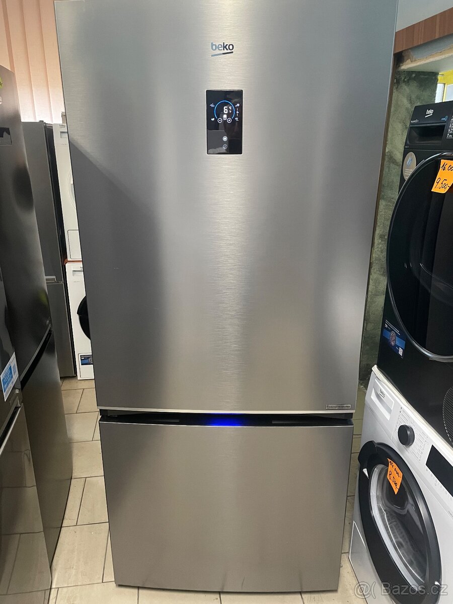 Nepoužitá široká lednice Beko RCNE720E3VZXPN