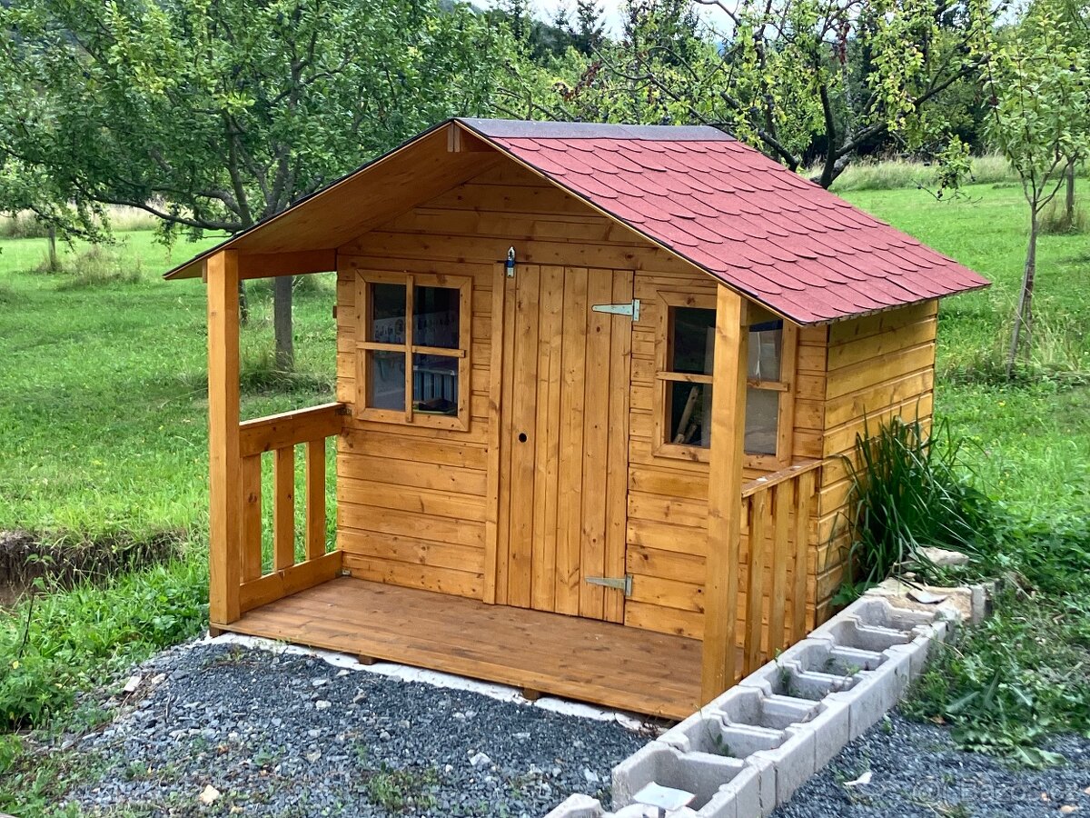 Dětský dřevěný zahradní domek.