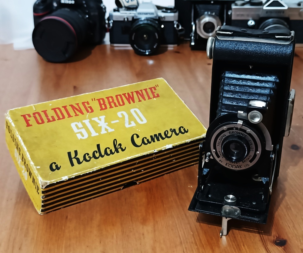 KODAK Foilding "Brownie" SIX-20 by England (1925)+krabička