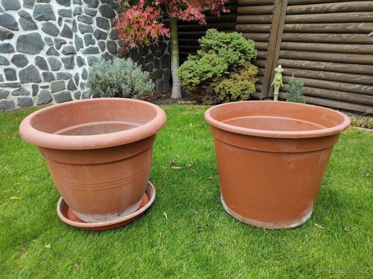 Dva velké květináče