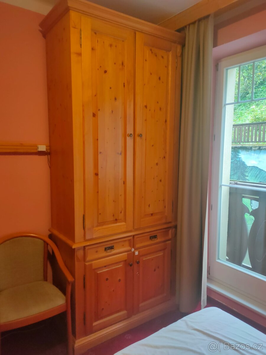 Hotelový nábytek skříně postele stolky