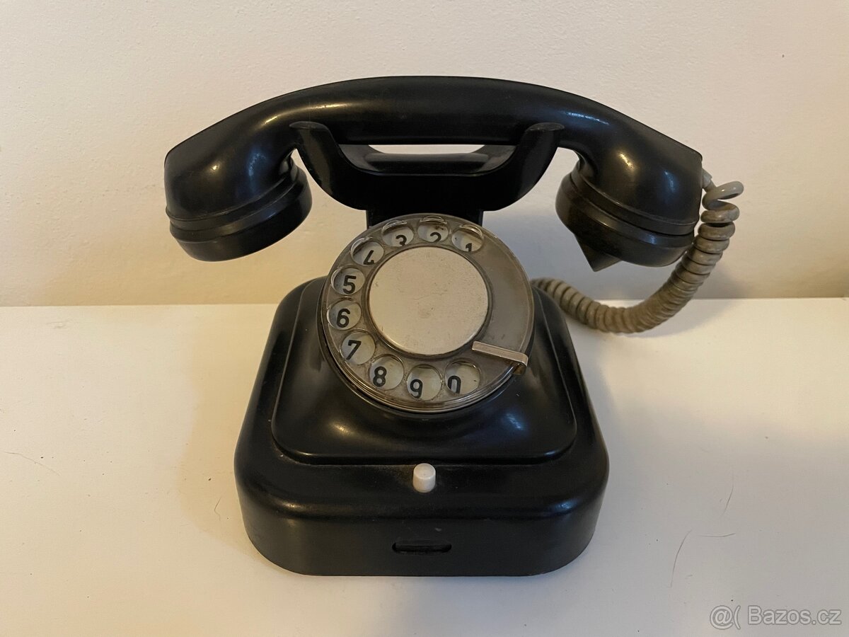 Starý bakelitový telefon