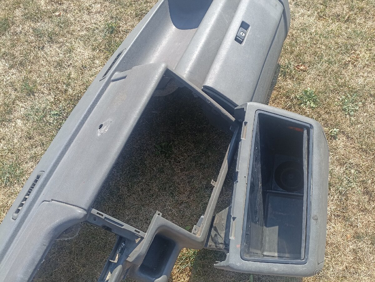 Palubní deska VW T4, kastlík