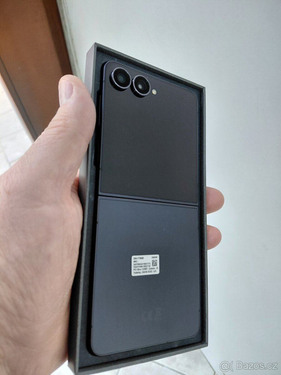 Samsung Galaxy Z Flip 7 black