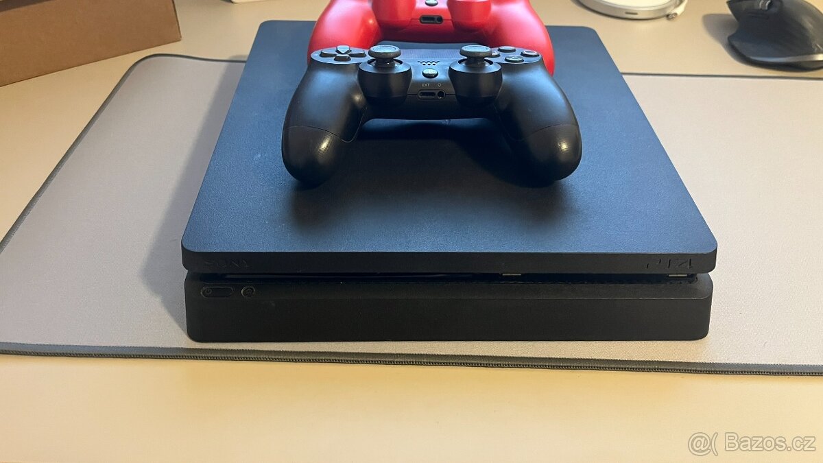 PS4 slim 500 GB + 2 ovladače + 6 her