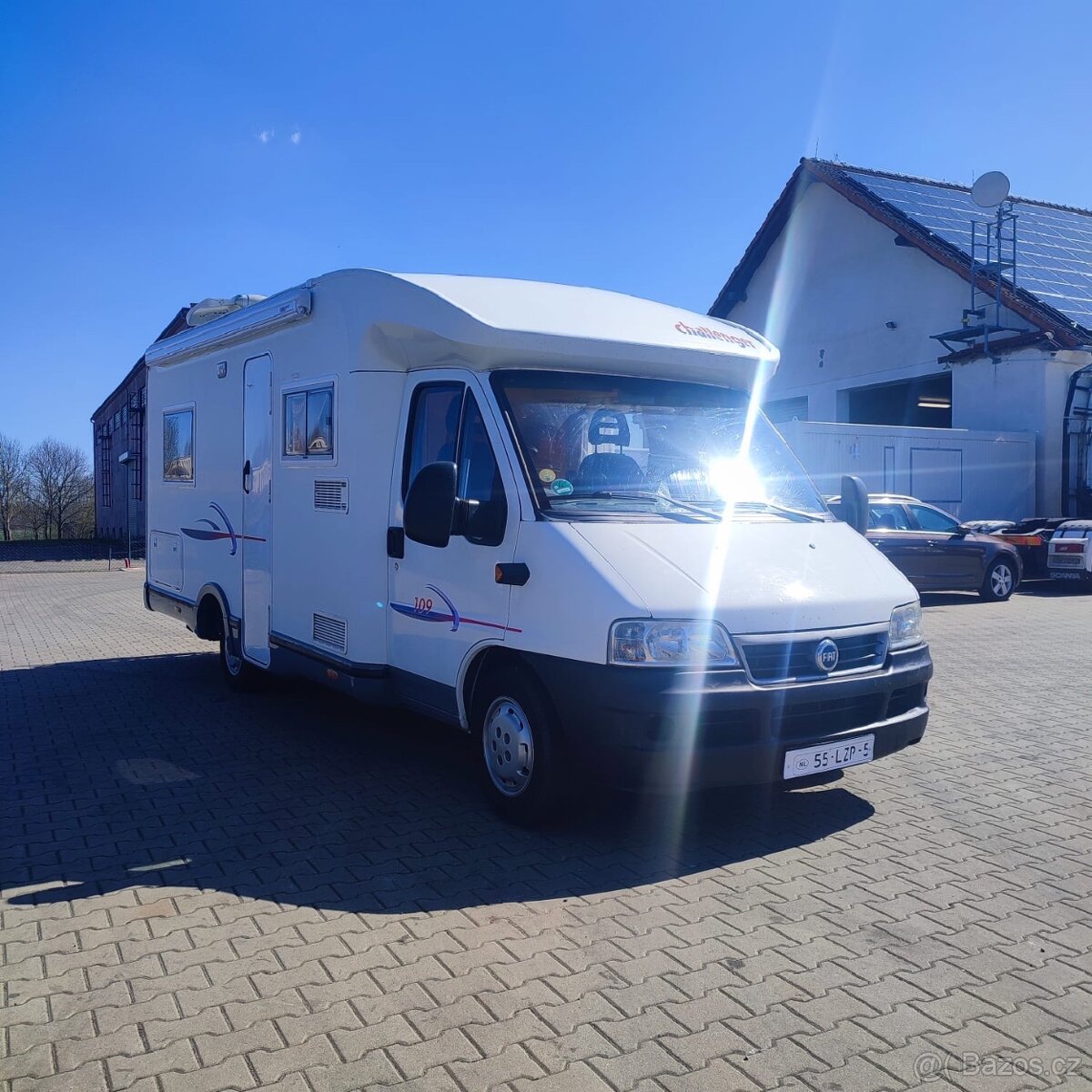Fiat Challenger 2,8 JTD, podél postele
