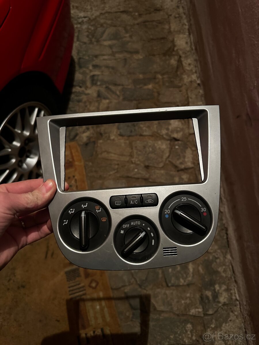 Rámeček kolem radia Subaru Impreza 2001+
