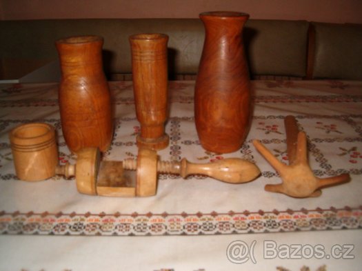 Dřevěné věci, polička,hůl, krabička, bedýnka,stojan na kytky
