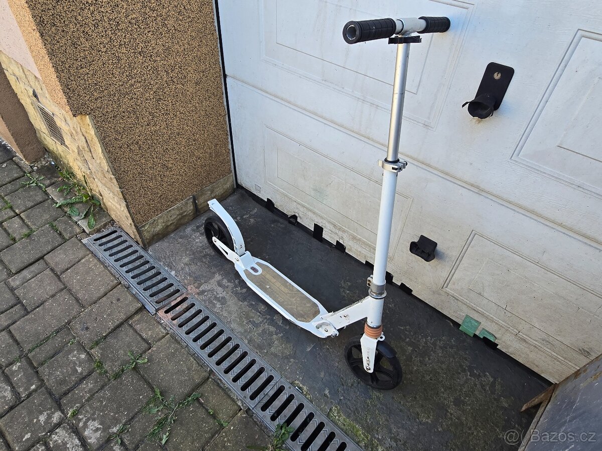 Koloběžka CAROMA 200mm kolečka/s dvojitým odpružením
