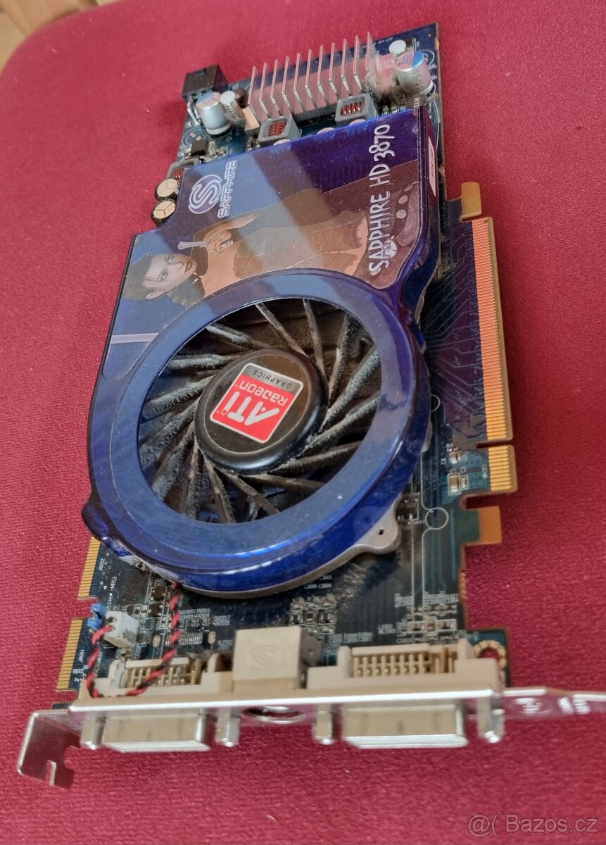Tři grafické karty PCIe