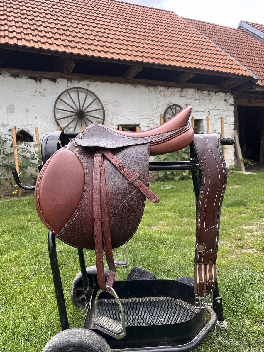 Prodám sedlo skokové (hunter under saddle) + vybavení
