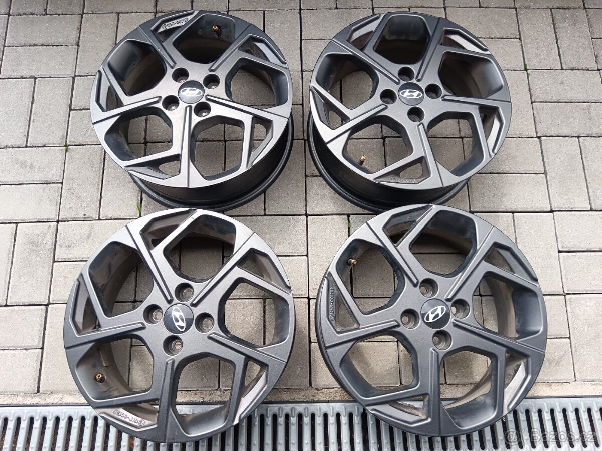 ORIGINAL HYUNDAI i20, r.v. 2021, Kia dále na Bayon....