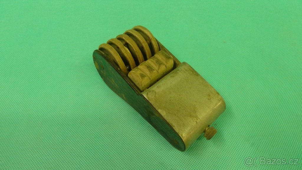 Elektromechanický masážní strojek SEMERAD