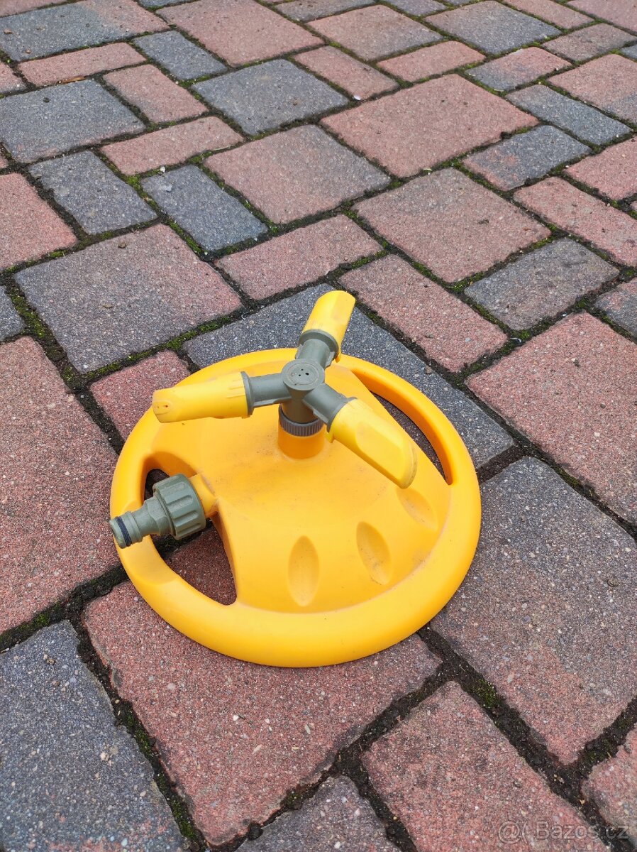 Rotační tříramenný zavlažovač