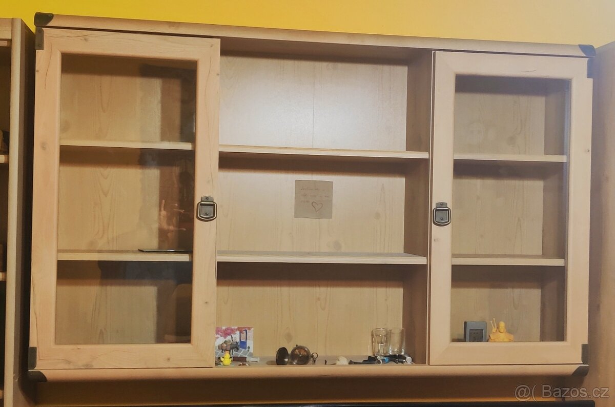 Obýváková prosklená vitrína